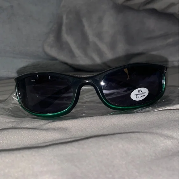 Sleek Black Sunglasses with Metallic Green Temples & Arms - Picture 6 of 6